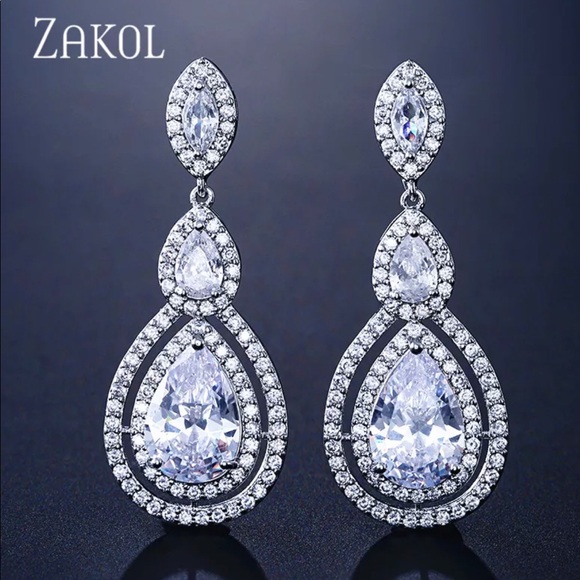 Water Drop Shaped Drop Earrings Simulated Diamonds White Gold Plated - Picture 1 of 5